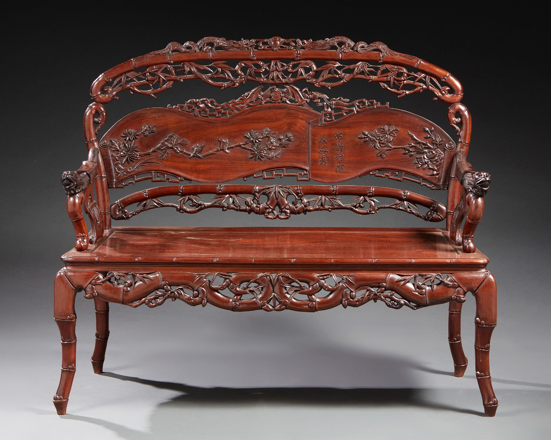 CHINE Set aus einer geschnitzten Holzbank und vier Sesseln. Das Set ist durchbro&hellip;
