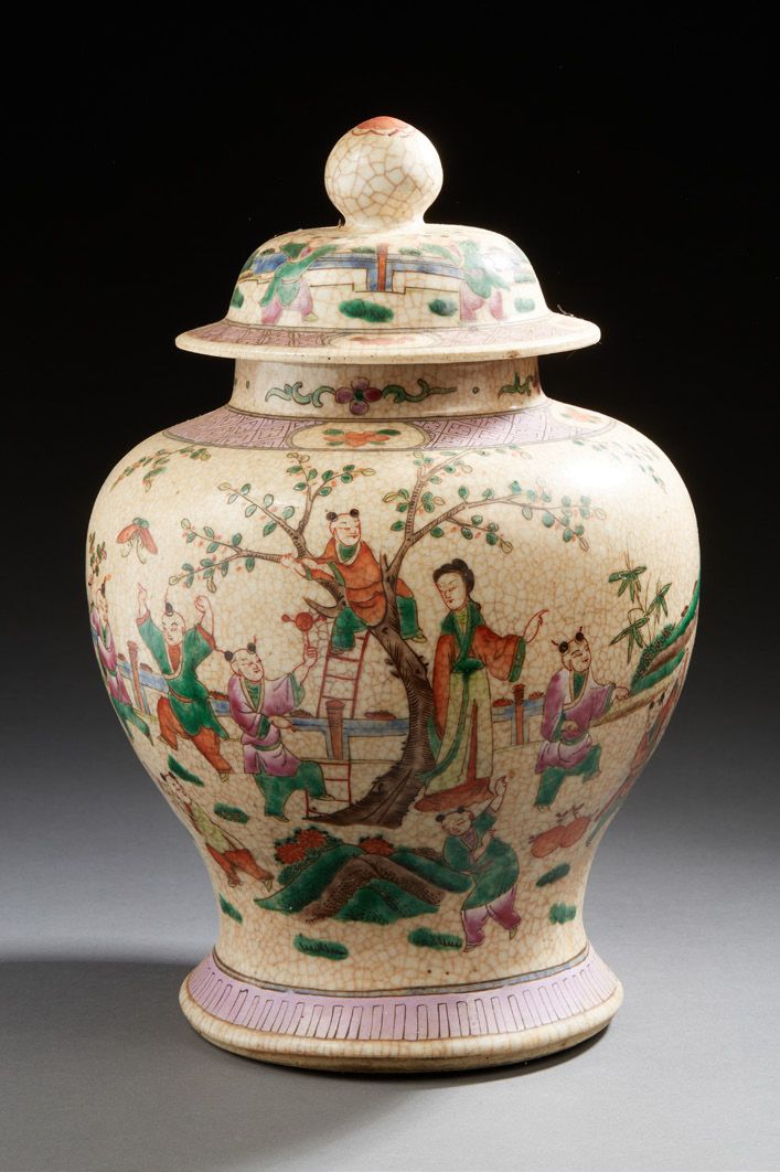 CHINE Pot couvert en porcelaine à couverte craquellée et émaillée
H. : 36 cm
(ac&hellip;