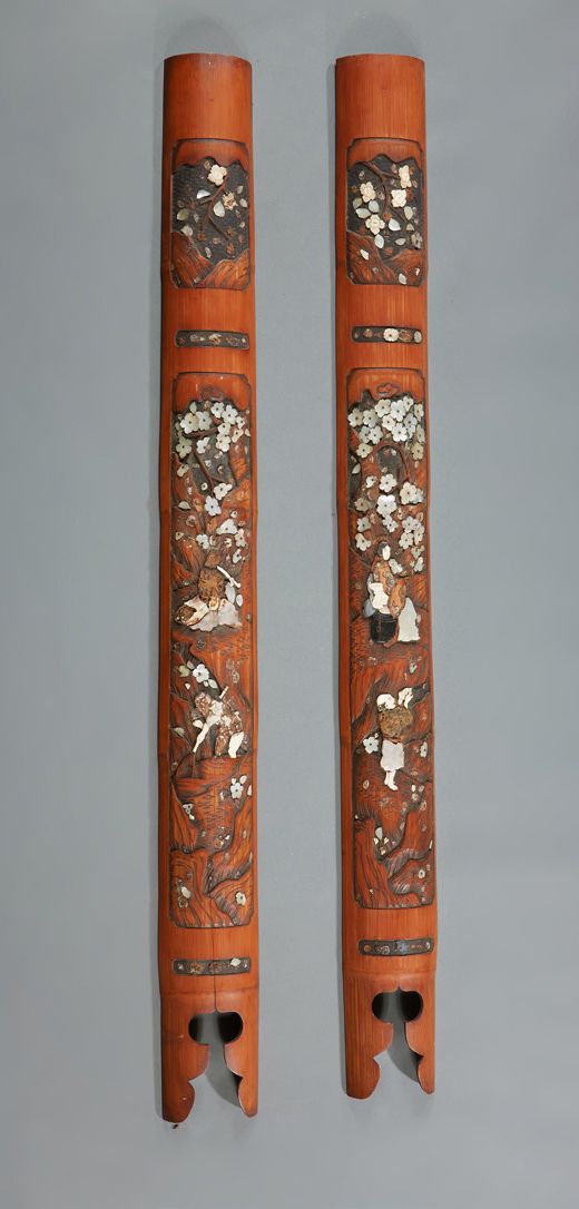 CHINE Pareja de elementos decorativos de madera tallada con decoración de nácar.&hellip;