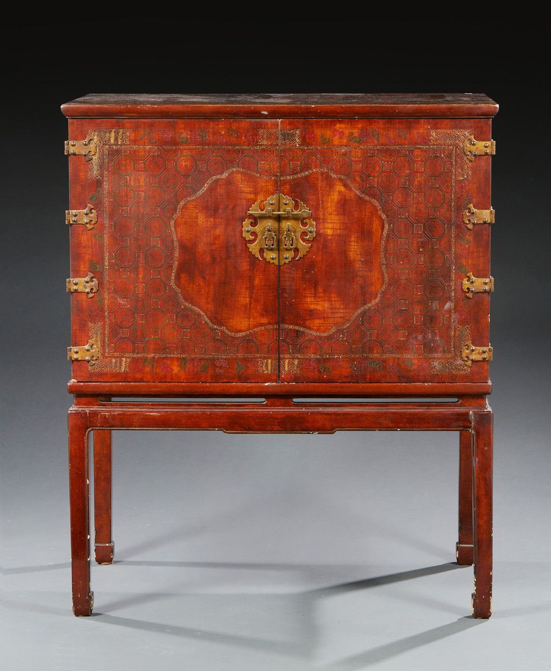 CHINE Cabinet en bois laqué (manque intérieur)
XXe siècle Dim. : 120 x 100 x 56.&hellip;