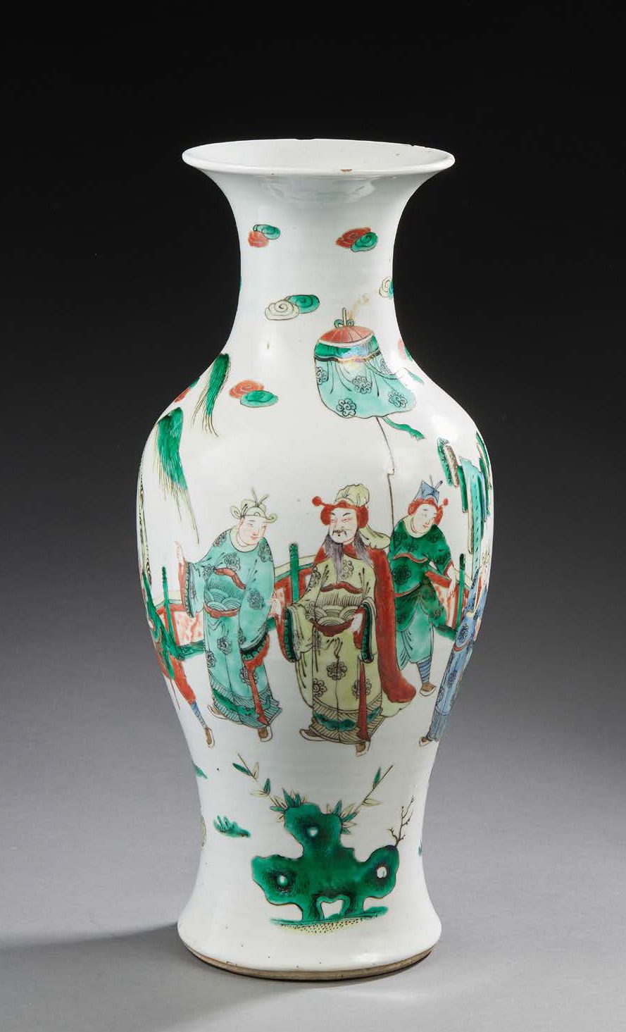 CHINE Vaso in porcellana di forma a balaustro decorato in smalti verdi di famigl&hellip;