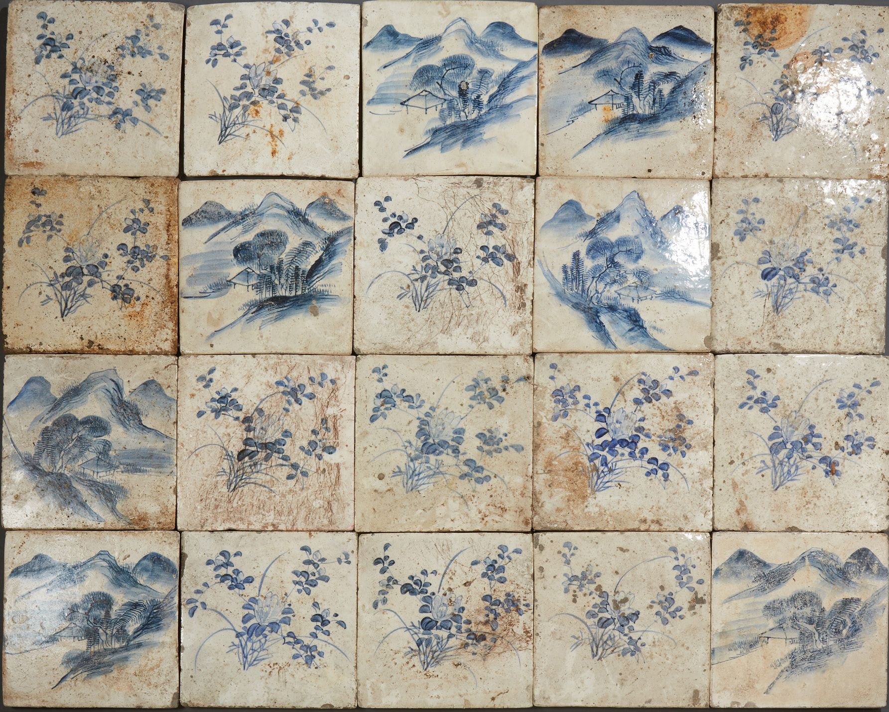 CHINE 
19世纪 尺寸：24 x 24 cm (每块)，由35块大的陶瓷砖组成，用蓝色的山和花装饰。