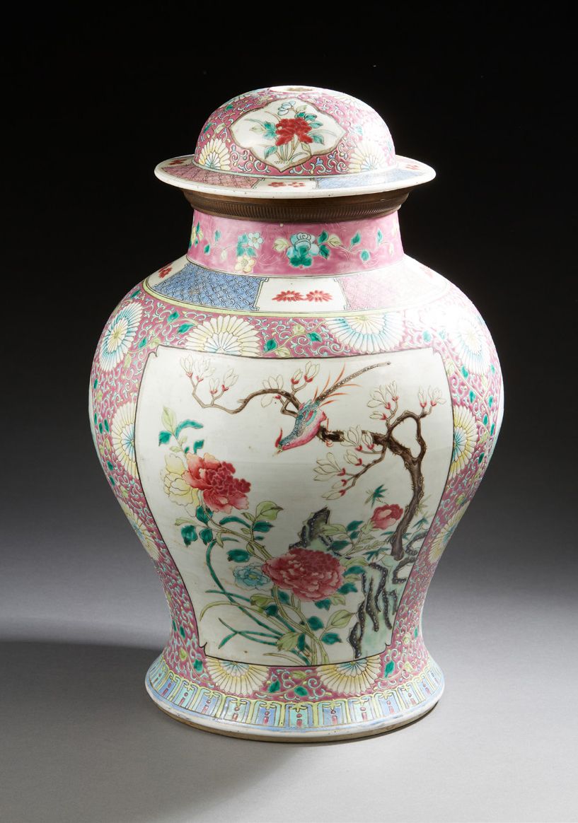 CHINE 粉红色背景下，用Famille Rose珐琅彩装饰的阳台形式的瓷盖花瓶
19世纪下半叶，盖子和底座被刺穿，使其成为一盏灯，颈部有一个欧洲青铜支架，盖&hellip;