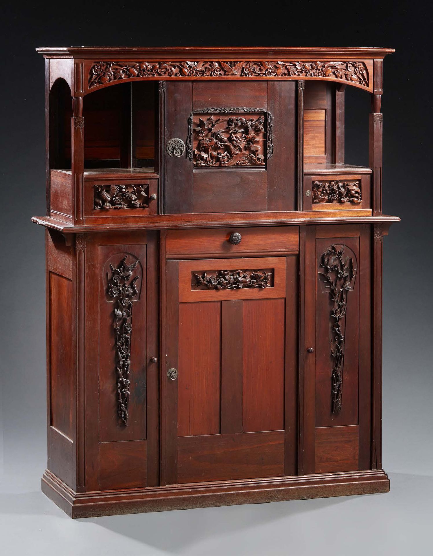 INDOCHINE Cabinet en bois fruitier finement sculpté ouvrant par quatre vantaux e&hellip;
