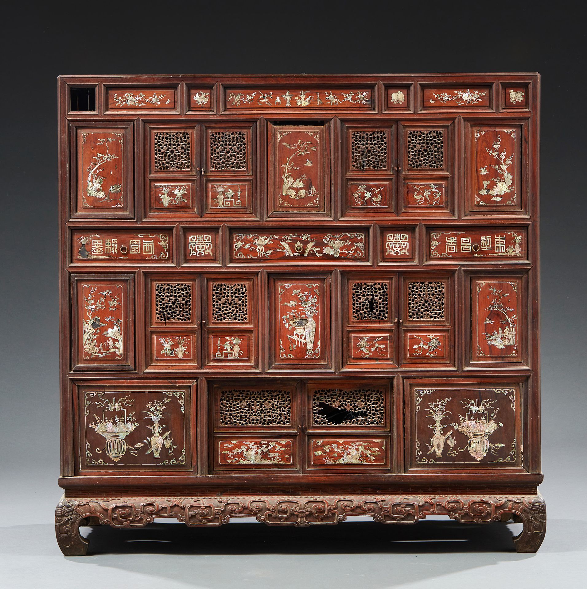 CHINE 雕花木柜，镂空，嵌有珍珠母。
19世纪晚期 尺寸：104 x 103.5 x 47.5厘米