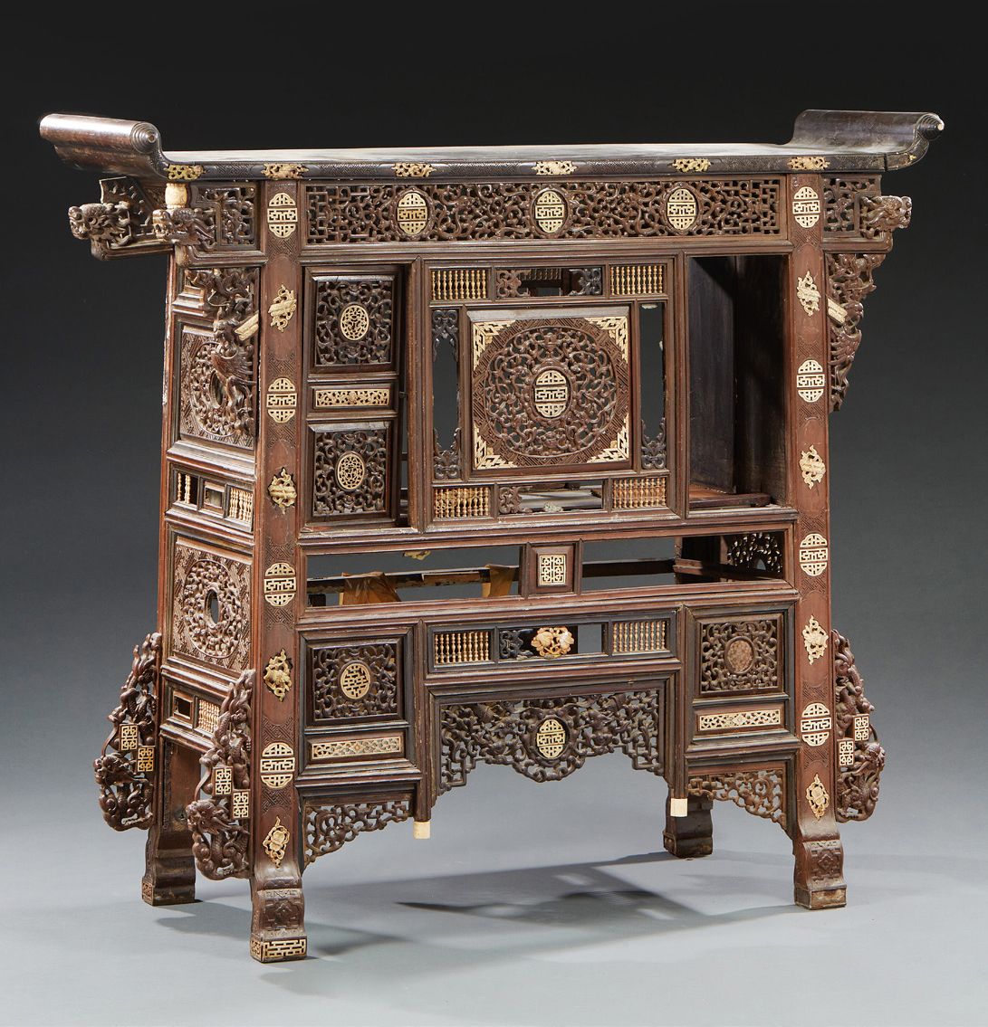CHINE 雕花木柜，镂空，嵌有珍珠母。
损坏和丢失的部分。
19世纪末 尺寸：126.5 x 147 x 39 cm