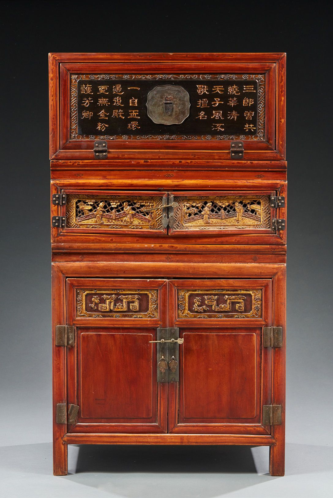 CHINE 果木柜，有漆面书法图案和镂空面板
1900年左右。
尺寸：137 x 76 x 49.5厘米