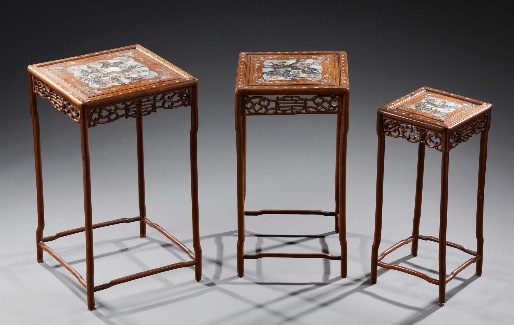 INDOCHINE 
1900年左右。
(事故和损坏) 三张嵌有珍珠母的木制嵌桌。