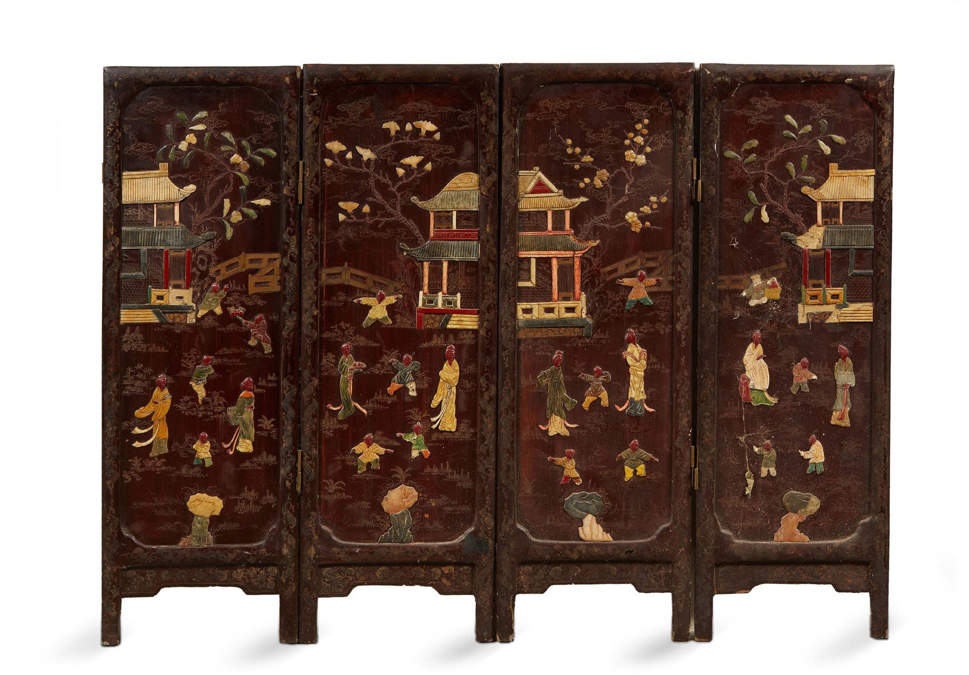 CHINE Four-leaf screen inlaid with hard stone. Around 1900.
H. : 91 cm