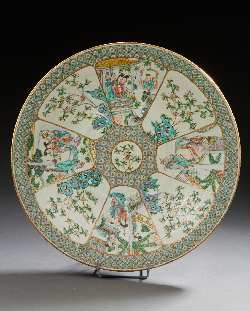 CHINE 圆形瓷盘，用多色珐琅彩装饰花园中的人物，与花枝交替，鸟儿和岩石在刻痕中形成莲花瓣
19世纪下半叶 直径：40.5厘米
