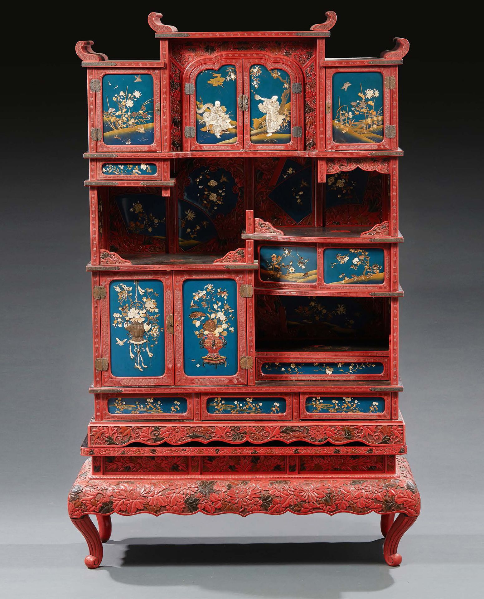 JAPON 一个朱砂漆的卡扎里达纳柜，上面有花和格子的图案。蓝漆饰面上镶嵌着精美的珍珠母、骨和木质镶嵌，描绘着花束和神灵。侧面也是黑漆的。
明治时期（1868-&hellip;