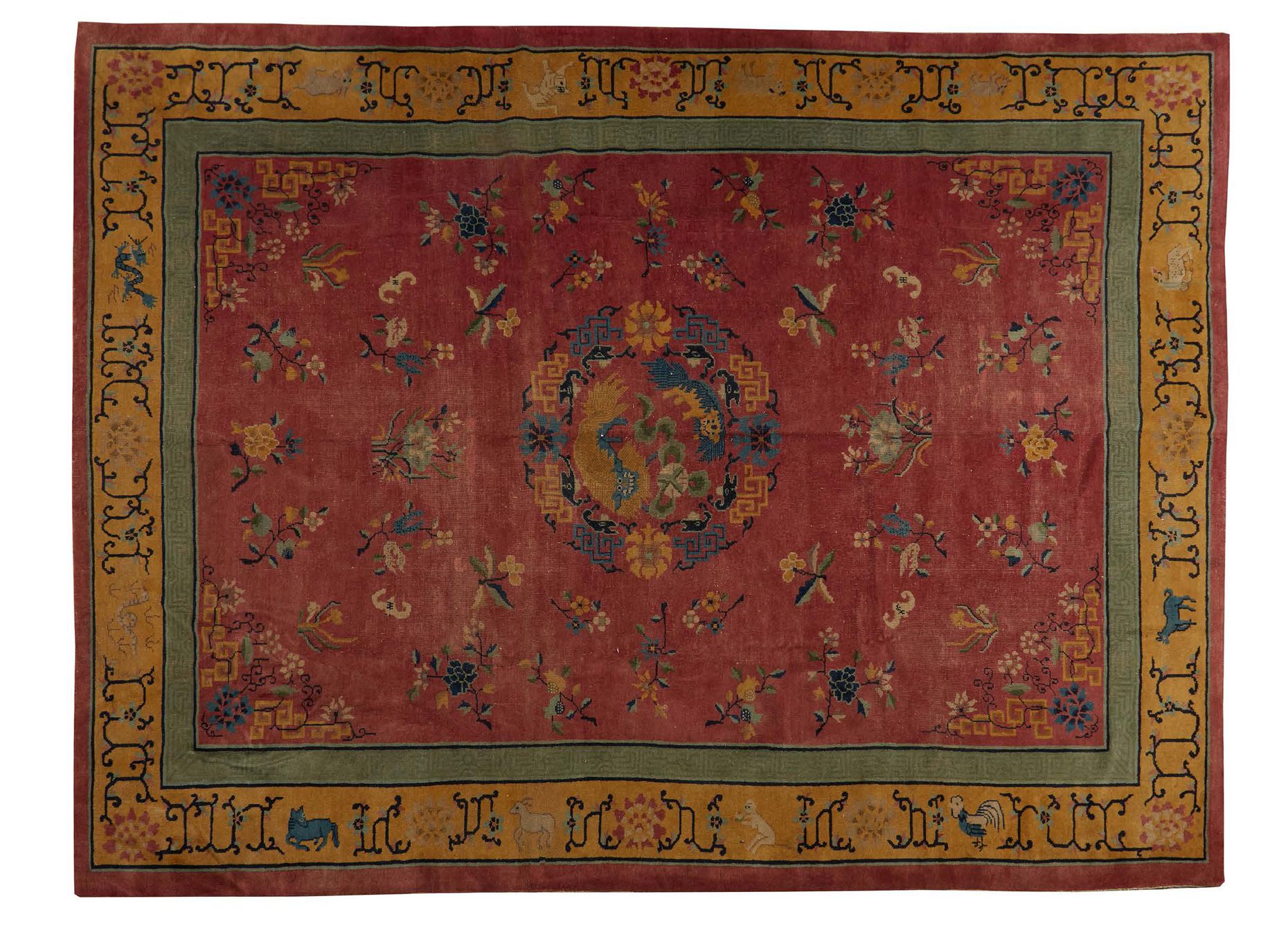 CHINE Grand tapis en laine à fond rose et bordure jaune à décors d'animaux et fl&hellip;