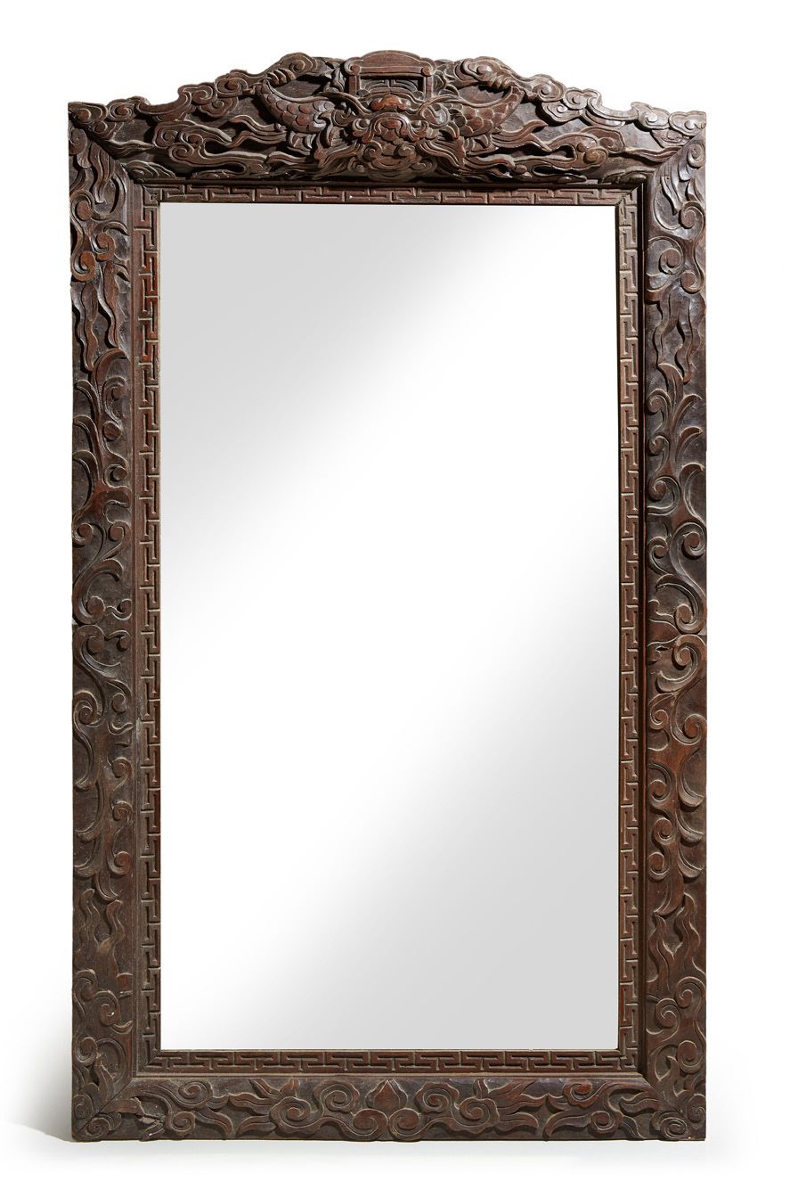 CHINE Mirror in richly carved wood.
Around 1930/50.
Dim. : 147 x 87 cm