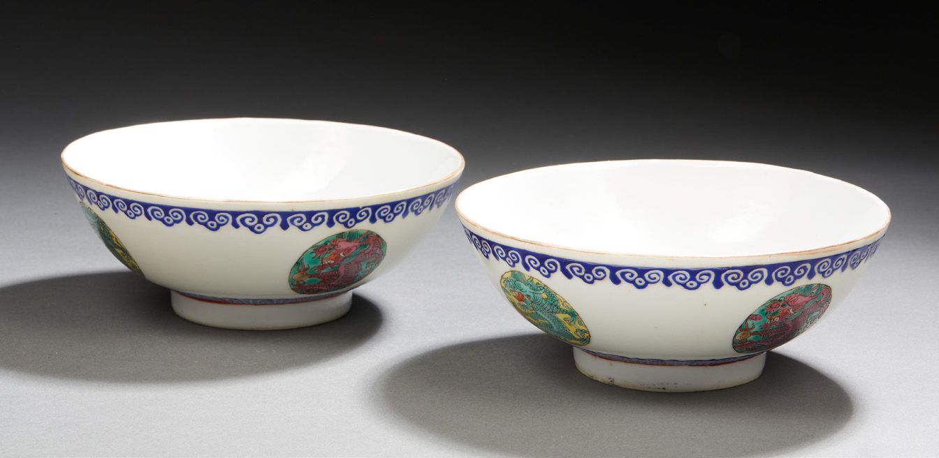 CHINE 两个圆形的瓷碗，外壁饰以粉彩龙纹，并以如意纹为框架。背面有伪乾隆款
共和国时期，1912 - 1949
直径：16厘米