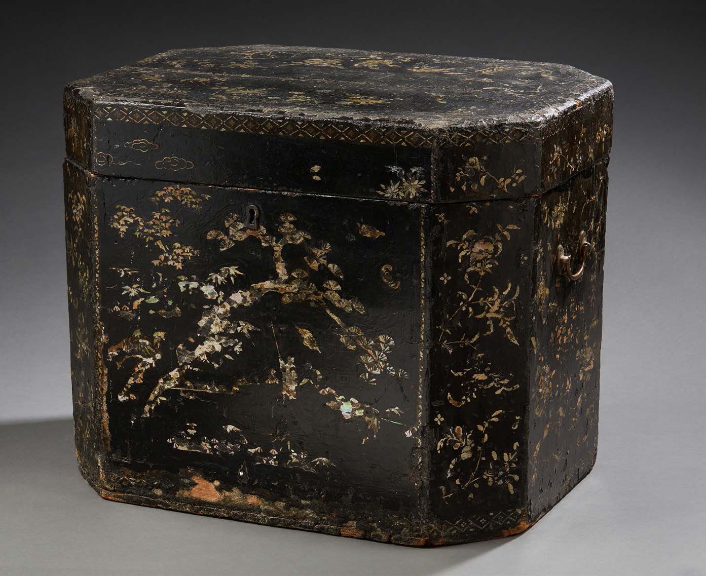 JAPON Scatola di legno annerito con motivi floreali intarsiati.
XIX secolo Dimen&hellip;