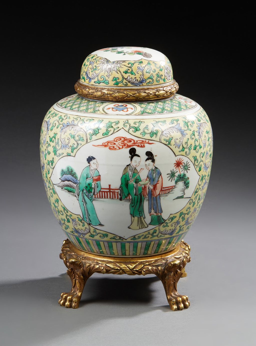 CHINE 绿色家族珐琅彩装饰的有盖姜罐，黄底上有叶子和荷花的框子。
19世纪末 高：27厘米