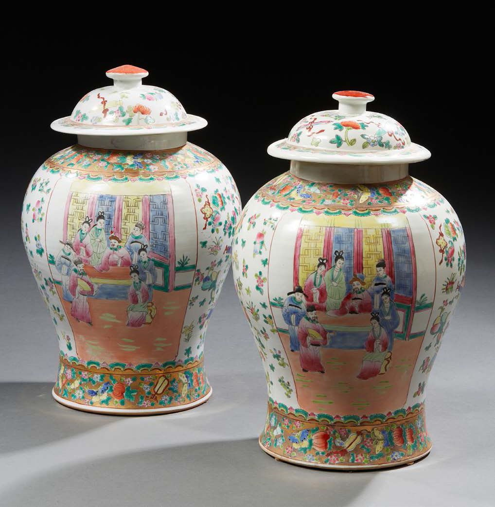 CHINE 
广州 约1900年
高42厘米的有盖瓷瓶，用Famille Rose珐琅彩装饰的人物。