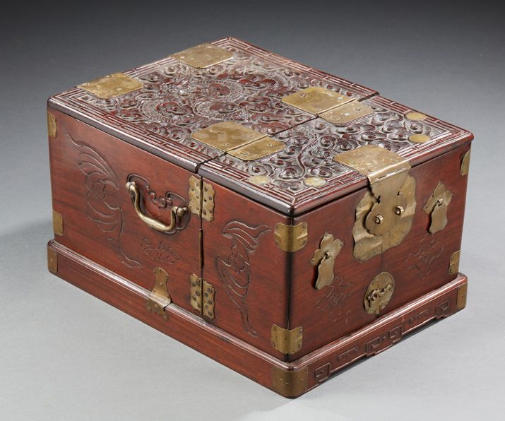 CHINE 紫檀木盒子露出一个小柜子。
19世纪晚期。
，尺寸：24 x 42 x 30.5厘米