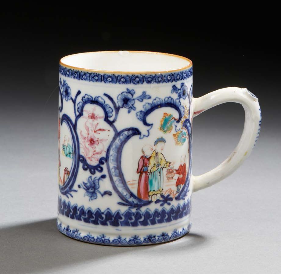 CHINE de COMMANDE 两只圆柱形瓷杯，有釉里红和绿家彩的各种装饰，有单字和人物
乾隆晚期，1736 - 1795
一只杯子已修复
高12厘米和10&hellip;