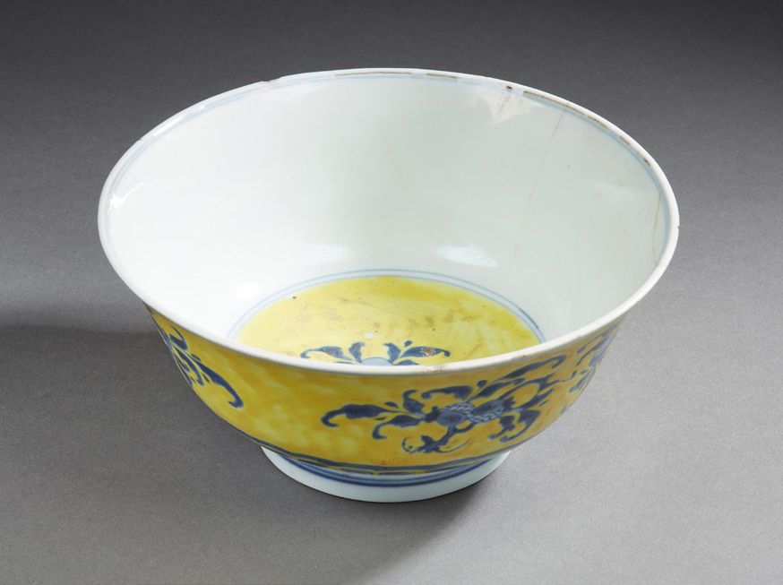 CHINE 一个圆形的瓷碗，外壁以蓝色的釉下彩装饰柿子、长寿桃和石榴，黄色的背景；底部有一个棕榈的楣。碗底有一个黄底蓝字的大勋章，上面装饰着一个水果。背面是双圈&hellip;