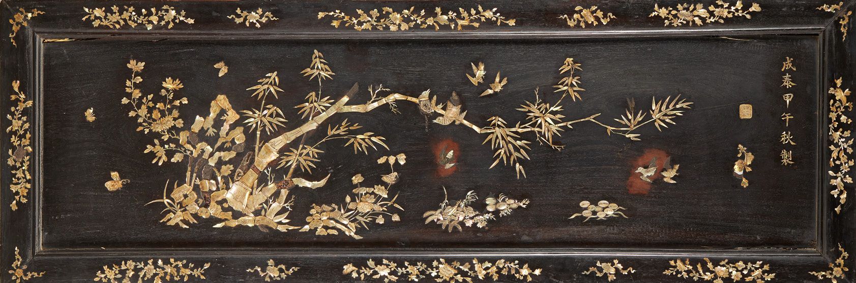 INDOCHINE ou CHINE 长方形的深色木板上镶嵌着珍珠母，上面有竹枝、飞鸟、花朵、六个字的诗词铭文
19世纪晚期 直径52 x 1.55厘米
 （缺&hellip;
