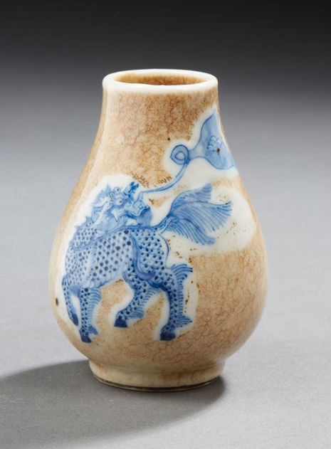 CHINE 瓷器微型花瓶，釉下青花装饰，背景为裂纹的窑洞
19世纪末 高7.5厘米
