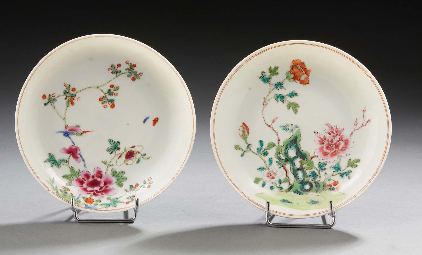 CHINE Two circular porcelain cups decorated with flowers and birds in famille ro&hellip;
