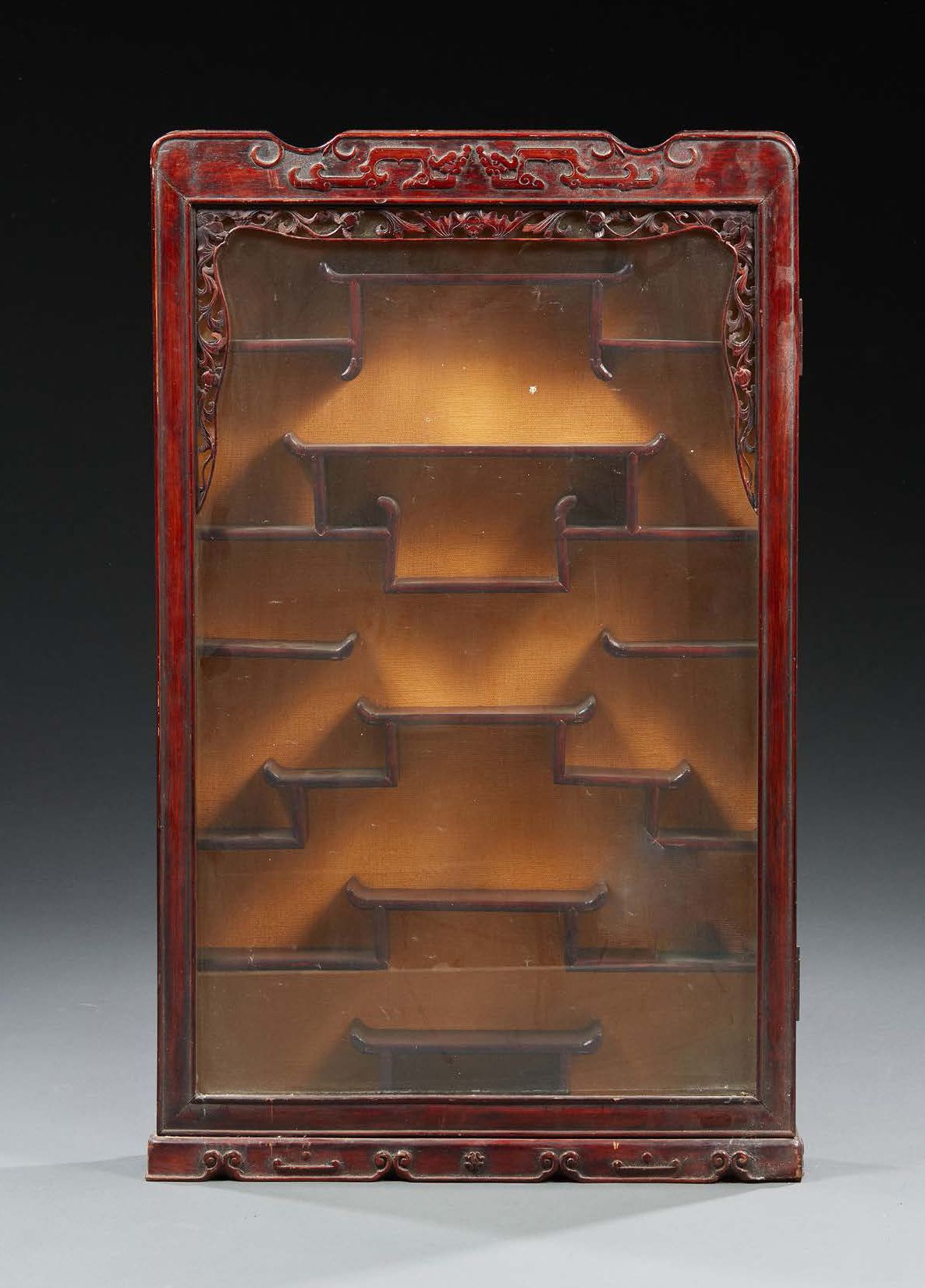 CHINE Una vetrina da parete in legno intagliato.
Intorno al 1900.
Dim. : 83,5 x &hellip;