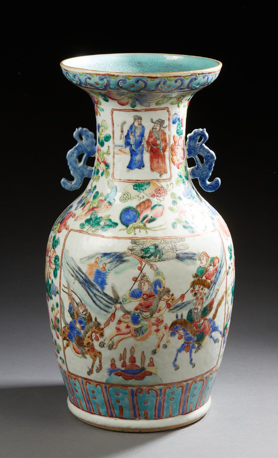 CHINE 瓷质阳台花瓶，用广东多色珐琅彩装饰战争场景
19世纪下半叶 高42厘米