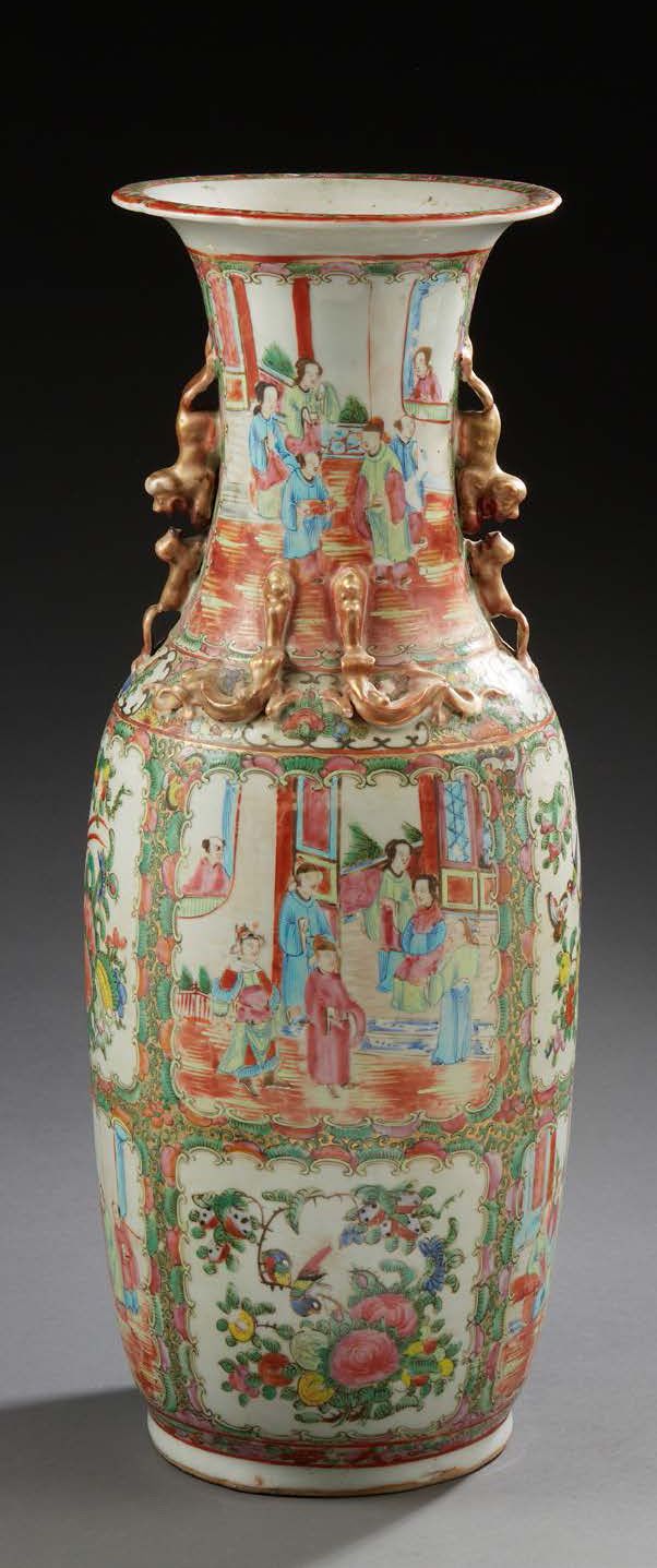 CHINE 广东珐琅彩装饰的瓷器花瓶，呈柱状。宫廷景象与花鸟交替出现
19世纪下半叶 高：60厘米