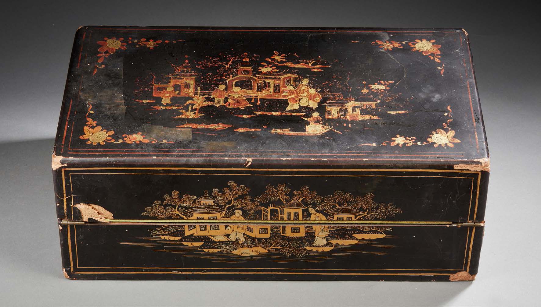 CHINE 熏黑和镀金的木质写字台，盖子上装饰着宫殿场景。
Dim. 15 x42,5 x 24,5 cm
(事故和缺失的部分)
