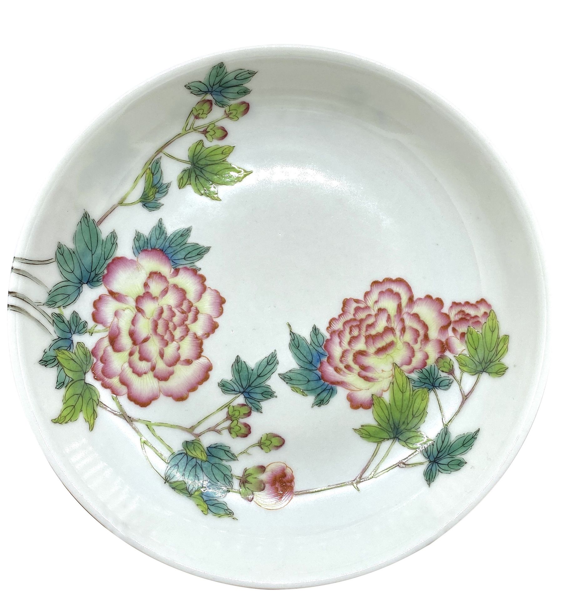 CHINE 圓形瓷盤，以粉彩裝飾，外壁和盤內有開花和含苞待放的菊花。
背面有釉裏紅四字紋，在雙方格內。
Diam: 17 cm。
