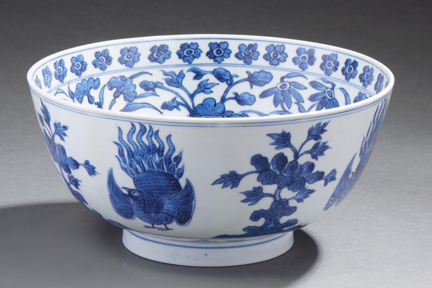 CHINE Gran cuenco de porcelana decorado en azul bajo vidriado con pájaros, flore&hellip;