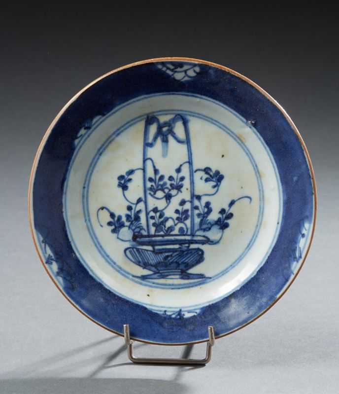 CHINE 蓝色装饰的圆盘，上面有一个花篮
19世纪
直径：15厘米