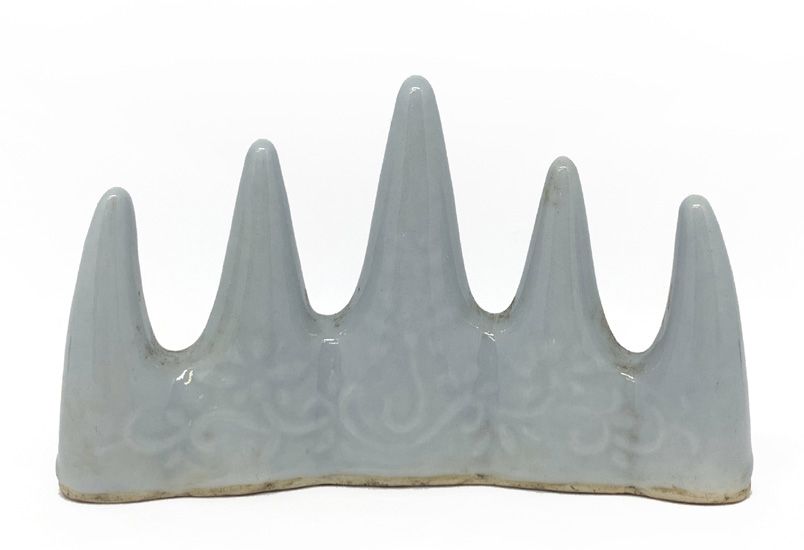 CHINE Small porcelain brush holder in the shape of a mountain with a light blue &hellip;