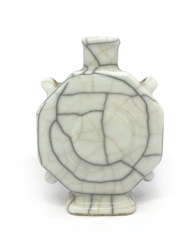 CHINE 六角形葫芦花瓶，有四个环，白色裂纹的底座。
现代时期。
，高10厘米。