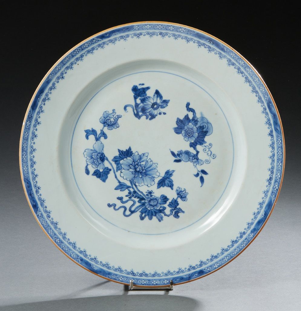 CHINE Runde Porzellanplatte mit Blumen in Blau unter Glas
Qianlong-Periode, 1736&hellip;