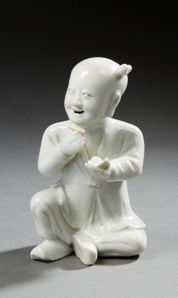 CHINE 白色珐琅彩瓷俑代表一个孩子（hoho）坐着吃东西
19世纪
高：15.5厘米
 （有小碎片