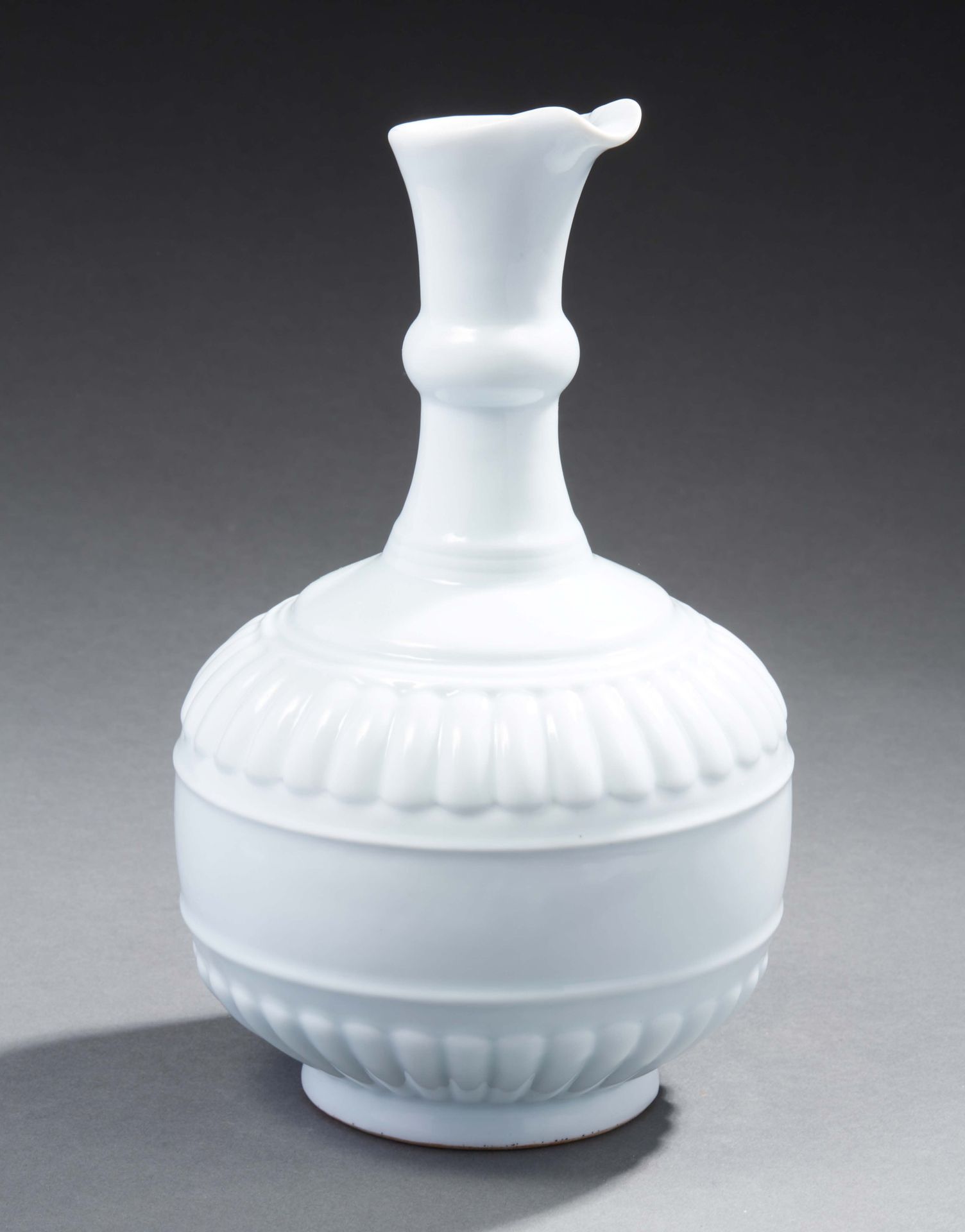 CHINE Porcelain ewer with a white monochrome background. On the reverse side, a &hellip;