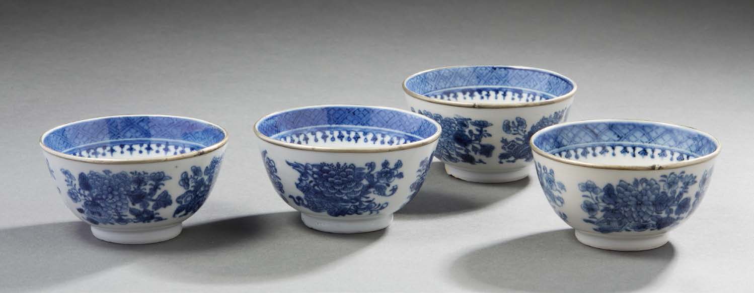 CHINE pour le Vietnam 四个圆形瓷碗，装饰有蓝色釉下花，周围有金属环
18世纪末-19世纪初
直径：9.5厘米
 （其中一个有事故）。