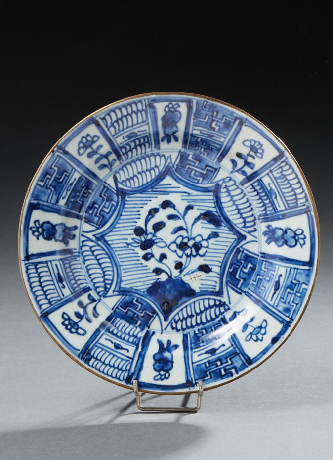 CHINE FOR VIETNAM or VIETNAM 圆形瓷盘，釉下青花装饰，预留花纹。边框上的黄铜圆角
18世纪末
直径：21厘米