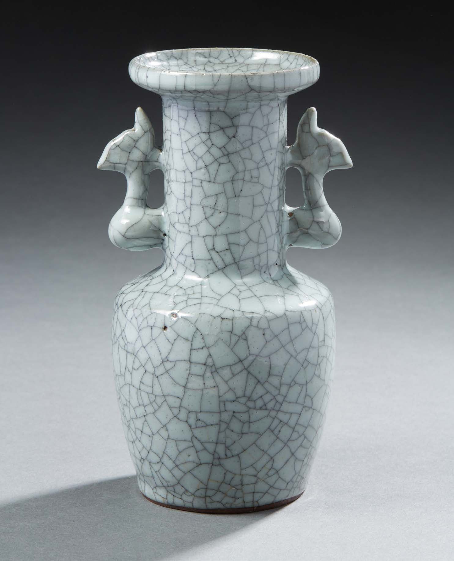 CHINE 灰色裂纹单色釉的Baluster陶瓷花瓶，GE型，手柄上有镂空的小鸟
19 - 20世纪
高：16厘米
 （背面有孔）。
