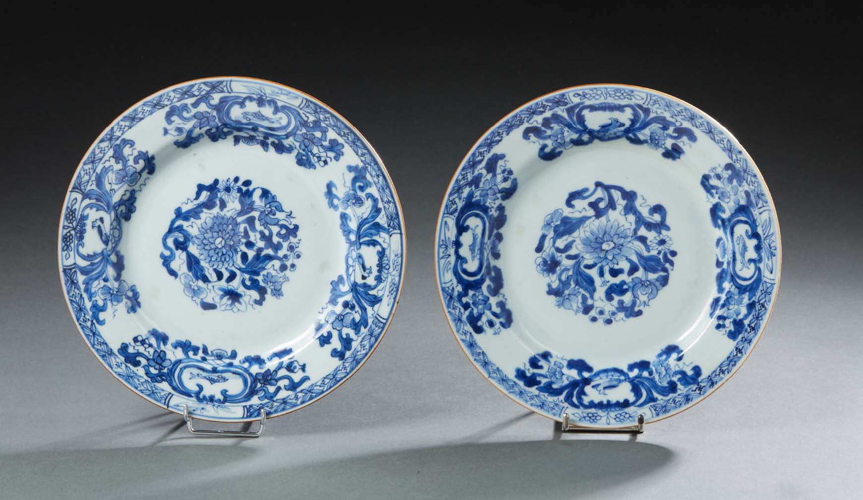 CHINE Coppia di piatti in porcellana decorati in blu sottosmalto con fiori e fog&hellip;