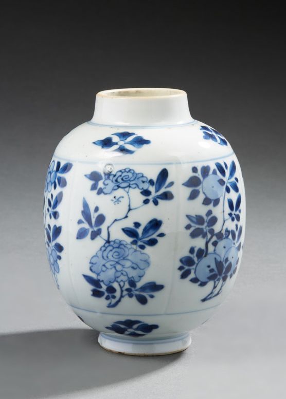 CHINE 釉下青花装饰的小卵形瓷瓶，有棱纹储备的花朵。背面有釉里红叶纹
康熙年间，1662 - 1722
高：12.5厘米