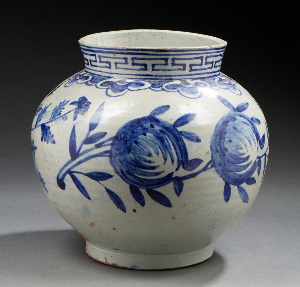 CHINE 球形陶瓷花瓶，有蓝色水果和叶子的装饰。
，高25厘米。