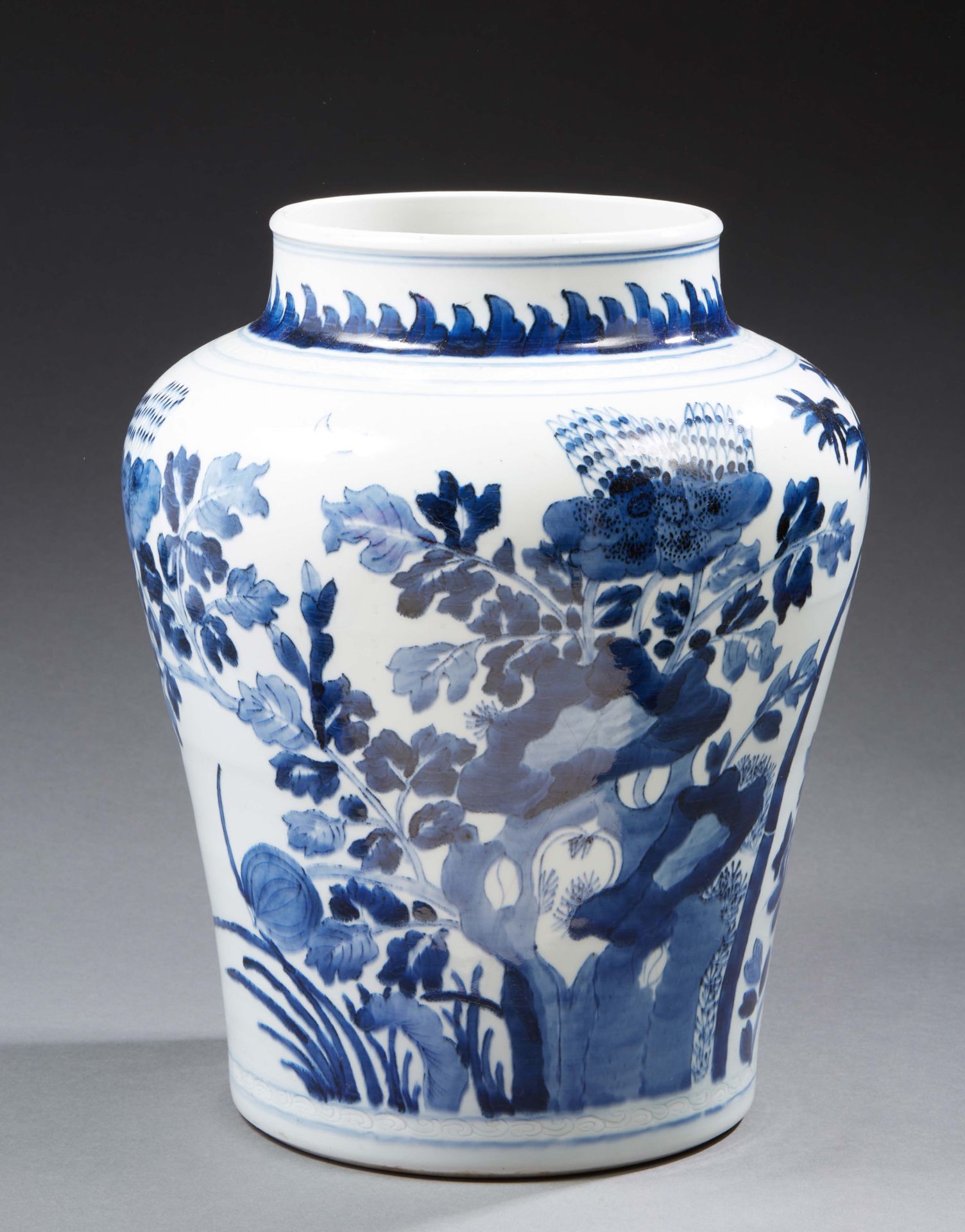 CHINE 瓷器柱形花瓶，釉下蓝色装饰鸟类、岩石和灌木
17世纪现代时期的味道
高：39厘米