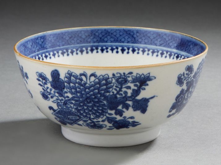 CHINE 蓝印花布菊花装饰的圆形瓷碗
嘉庆时期，1796 - 1820
直径：14.5厘米
