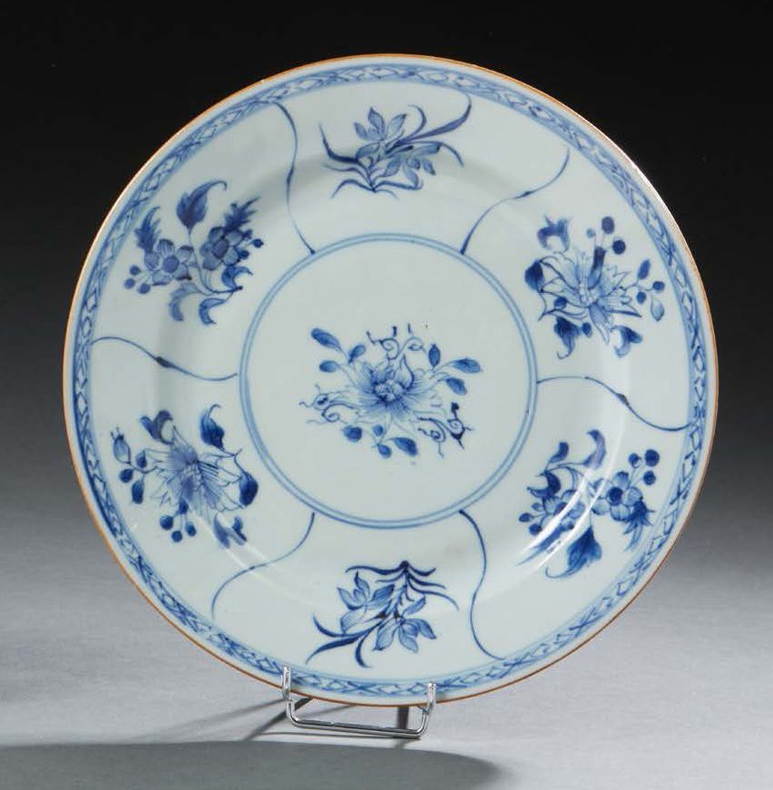 CHINE 圆形瓷盘上装饰有储备的花朵
18世纪
直径：22厘米