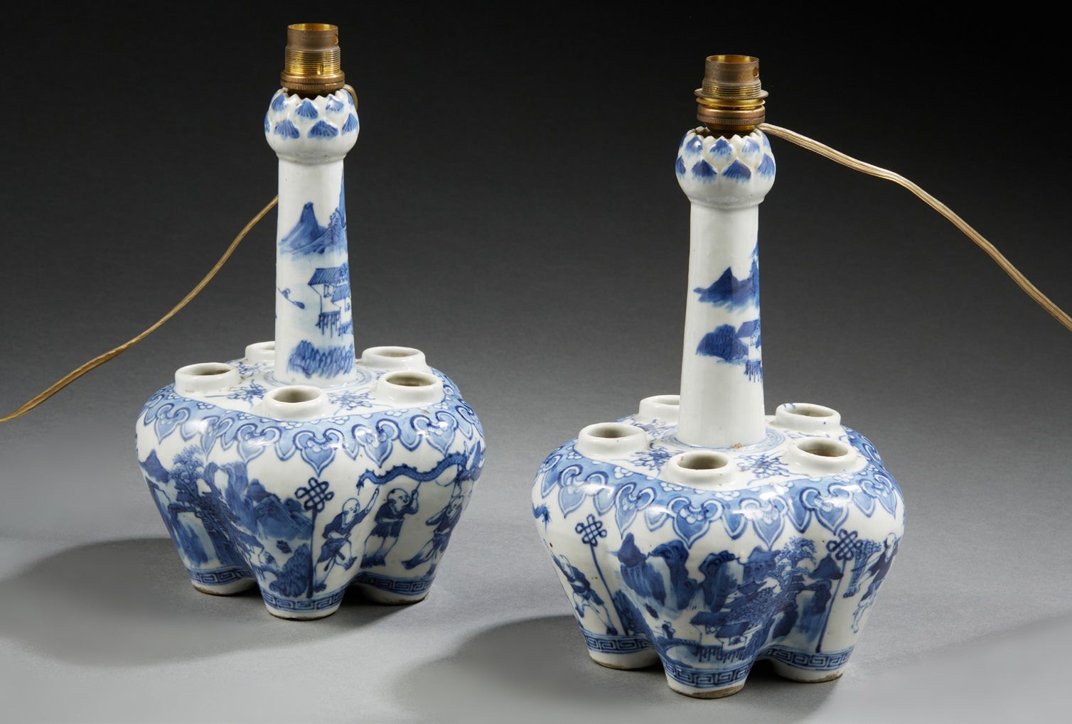 CHINE 郁金香花盆一对，有六个花托，瓷器上有蓝色釉下装饰。
，安装成一盏灯。
19世纪
高：28厘米（芯片）。