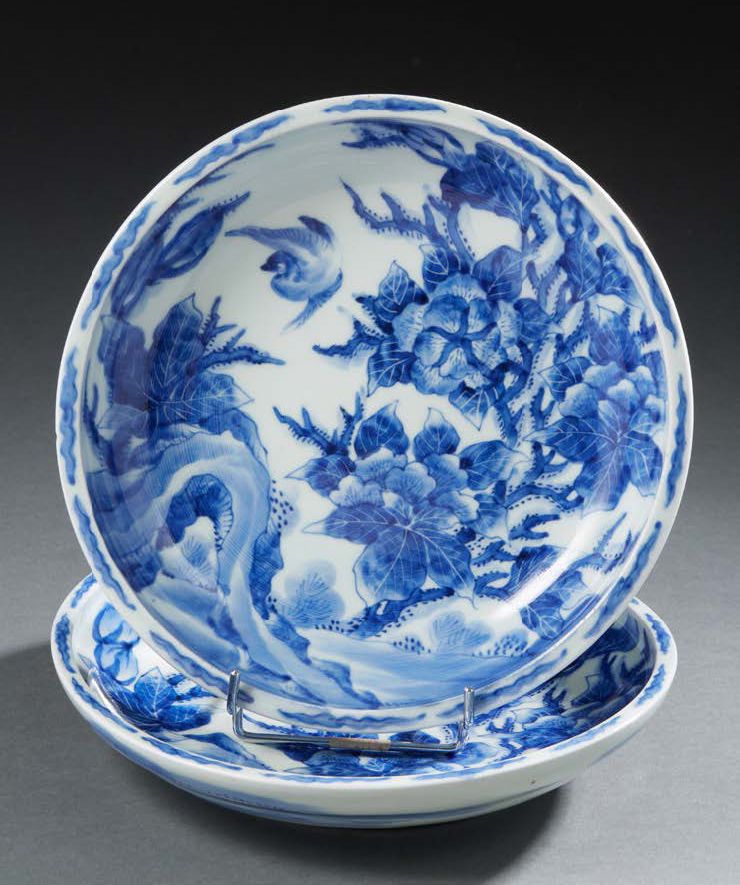 JAPON Paar runde Porzellanschalen, dekoriert in Unterglasurblau mit Geflügel, du&hellip;